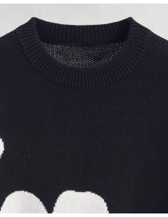 Pull noir à motif fleurs 2